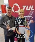 Puheenjohtaja Merja Järvenpää ja toiminnanjohtaja Lasse Rautarinta vastaanottivat TUL:n vuoden 2017 yhdenvertaisuusteko-
palkinnon.